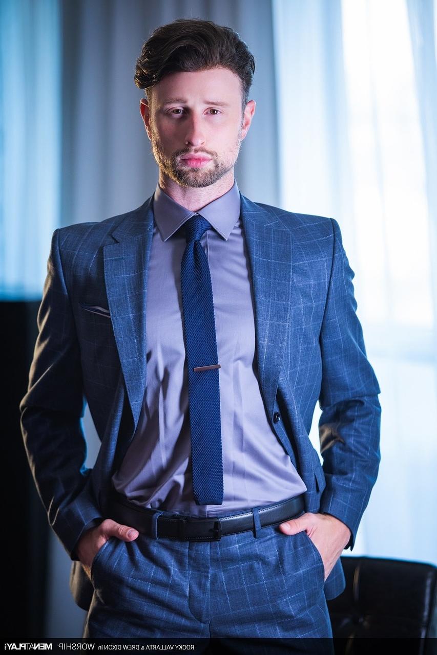 20P O gostoso gay submisso Drew Dixon é dominado e fodido por Rocky Vallarta