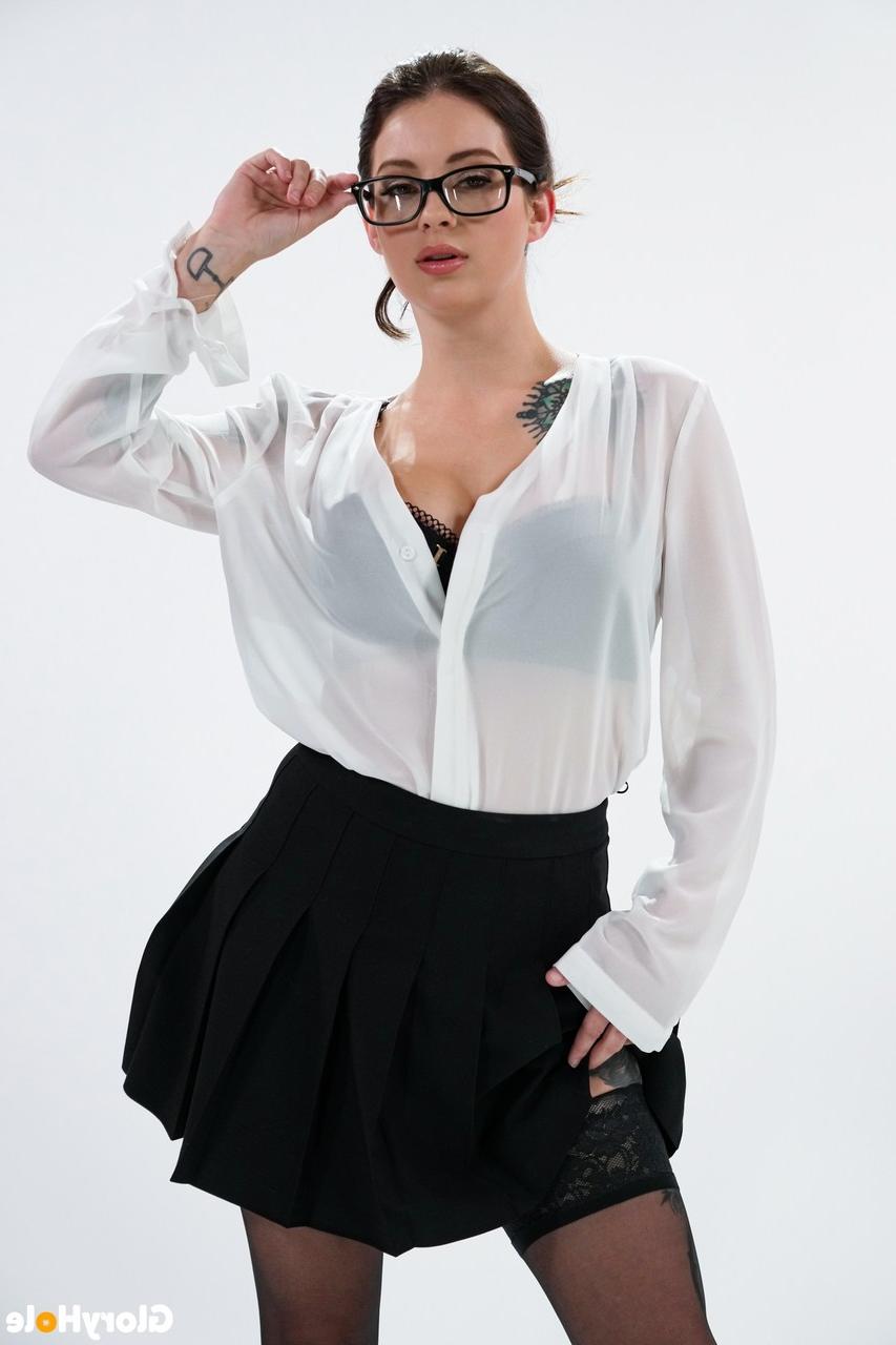 15P La brune tatouée Maddy May a des relations sexuelles interraciales à travers un trou de gloire avec des lunettes.