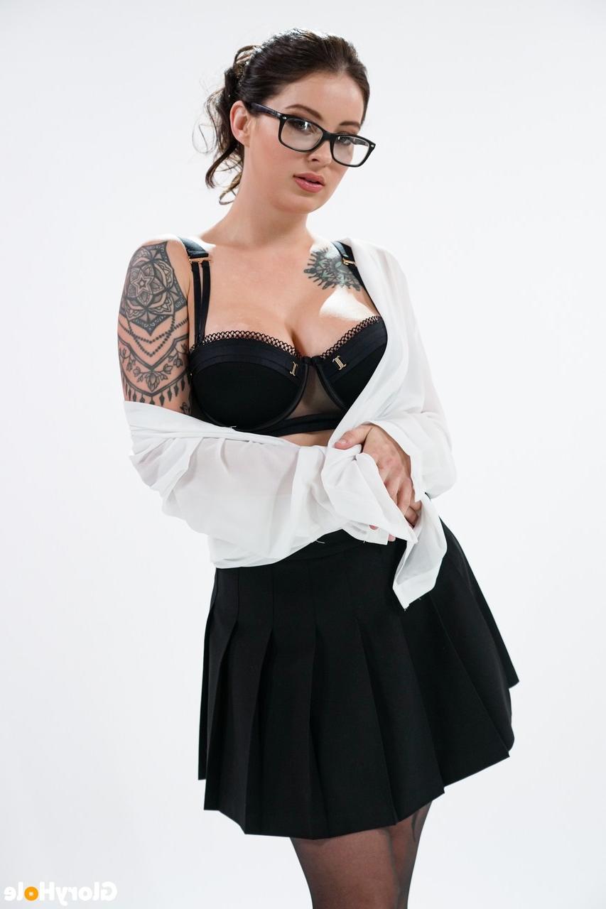 15P La brune tatouée Maddy May a des relations sexuelles interraciales à travers un trou de gloire avec des lunettes.
