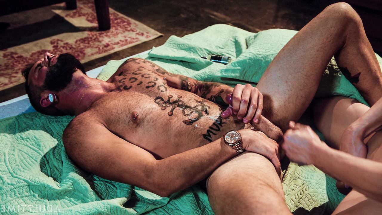 20P A travesti alta Casey Kisses e seu amante tatuado sopram e fodem os paus um do outro