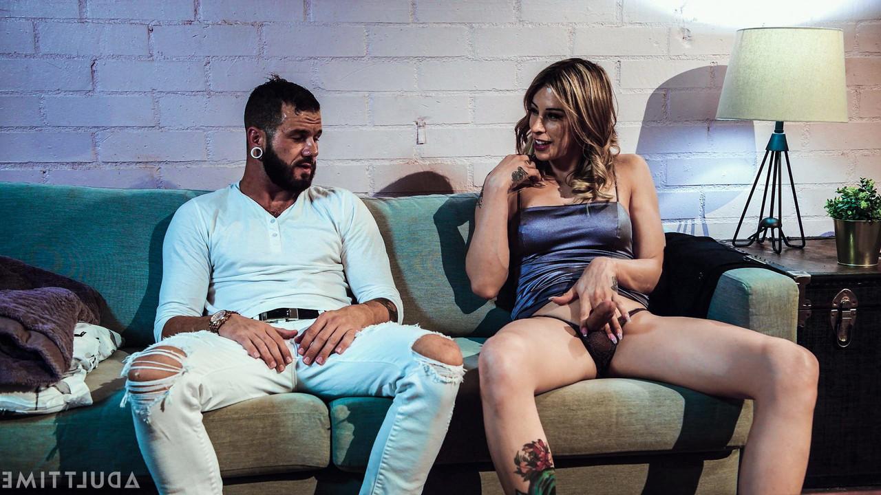 20P A travesti alta Casey Kisses e seu amante tatuado sopram e fodem os paus um do outro