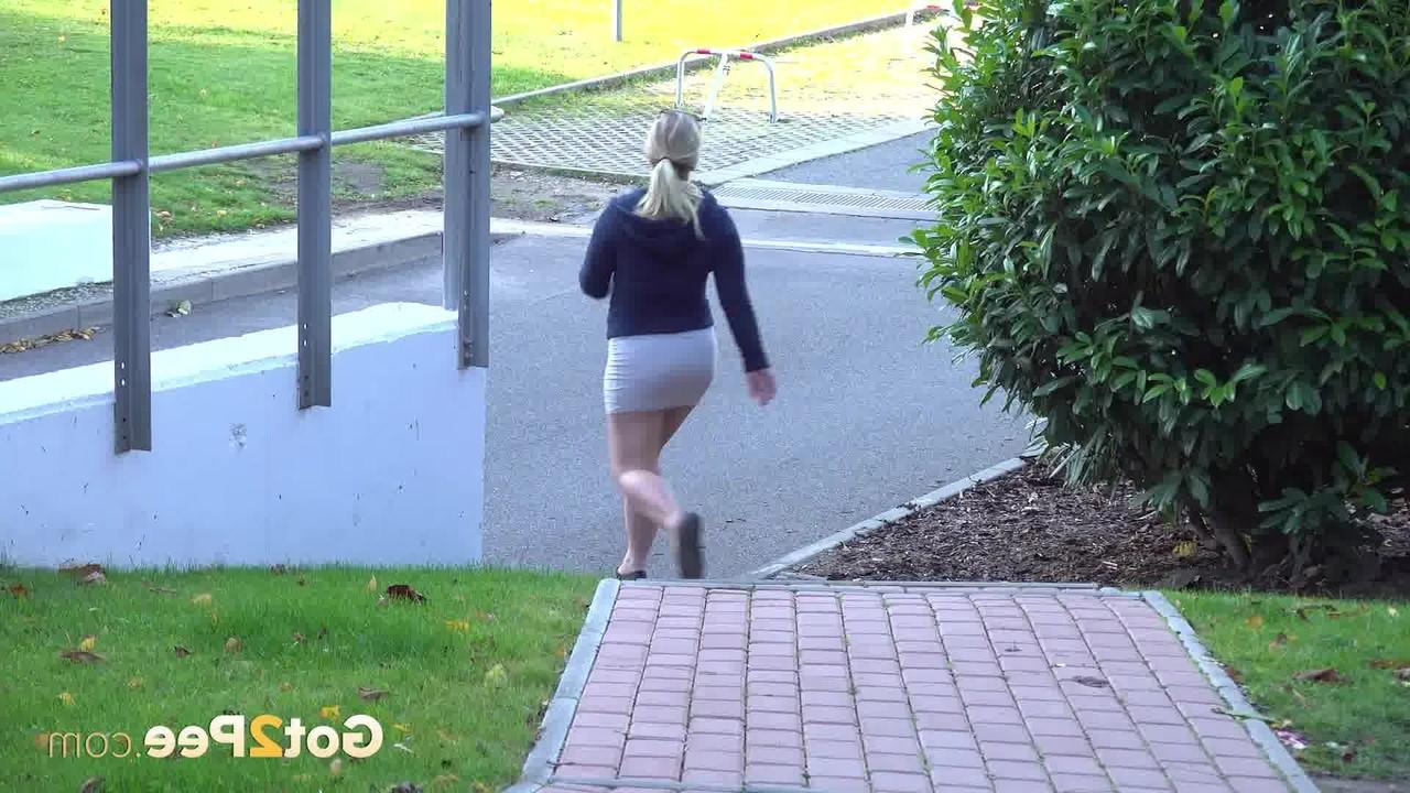 15P La chica bajita Licky Lex hace una meada muy necesaria en una pasarela de ladrillos