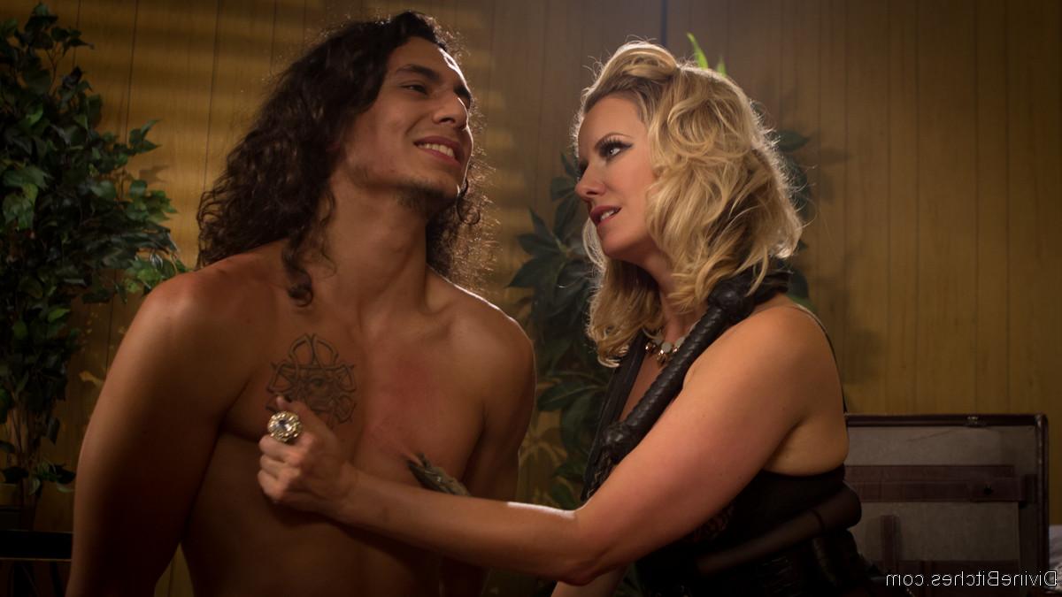 20P Kinky Maitresse Madeline Marlowe espanca e chicoteia seu escravo de cabelos compridos