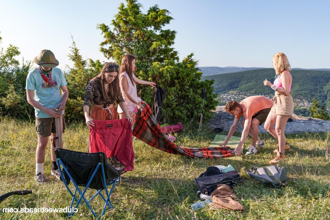 20P Adolescentes pequenos com corpos totalmente naturais compartilham uma vara rígida em um acampamento