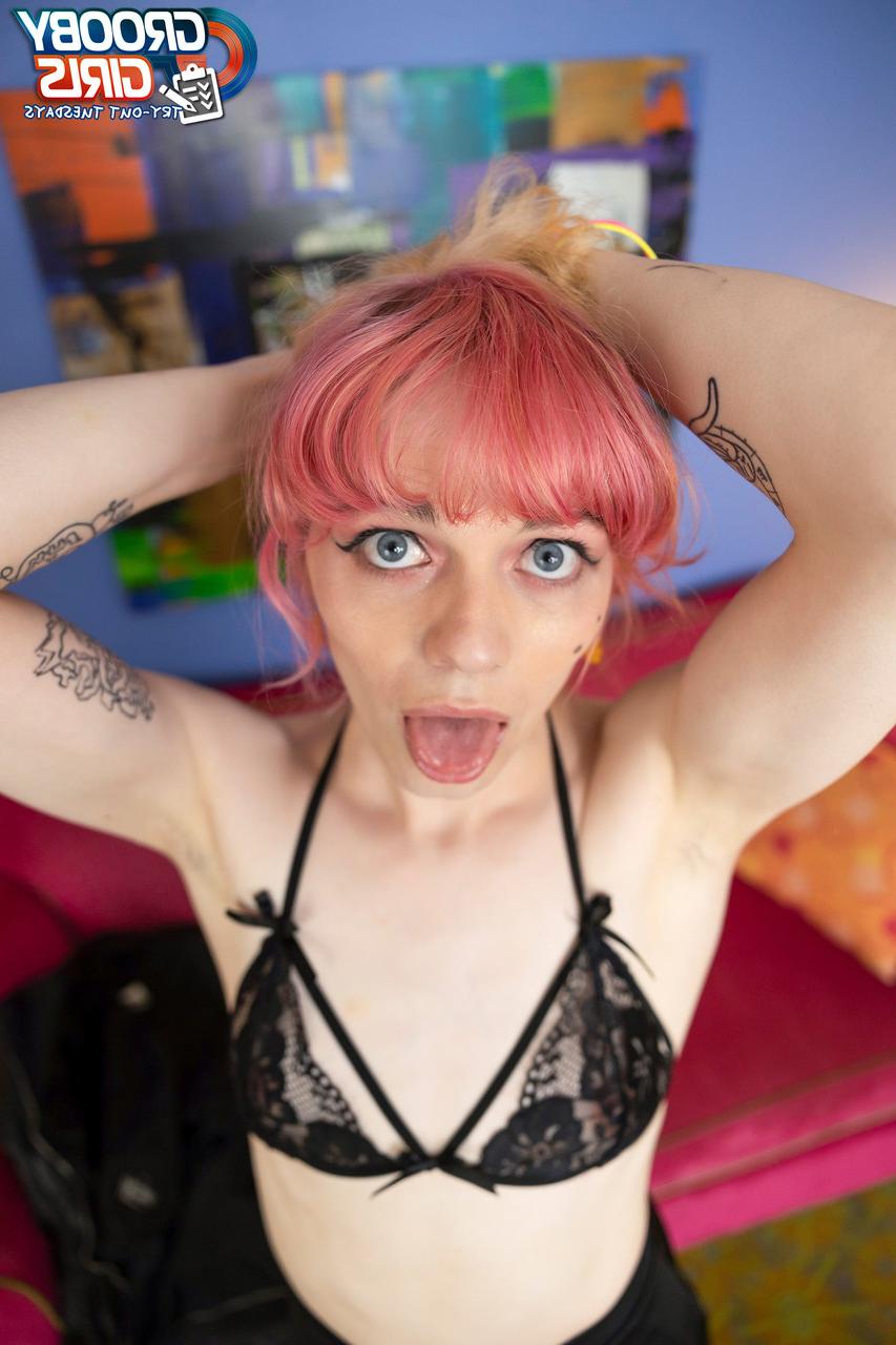 16P Travesti ruiva louca Sierra Bee expõe seu grande pau duro e poses