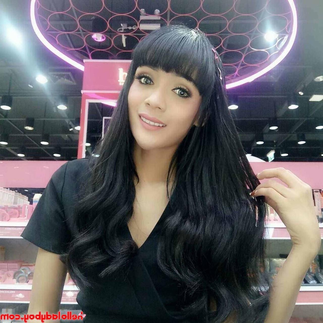 11P Transexual asiática de pelo negro muestra sus tetas y escote en una recopilación