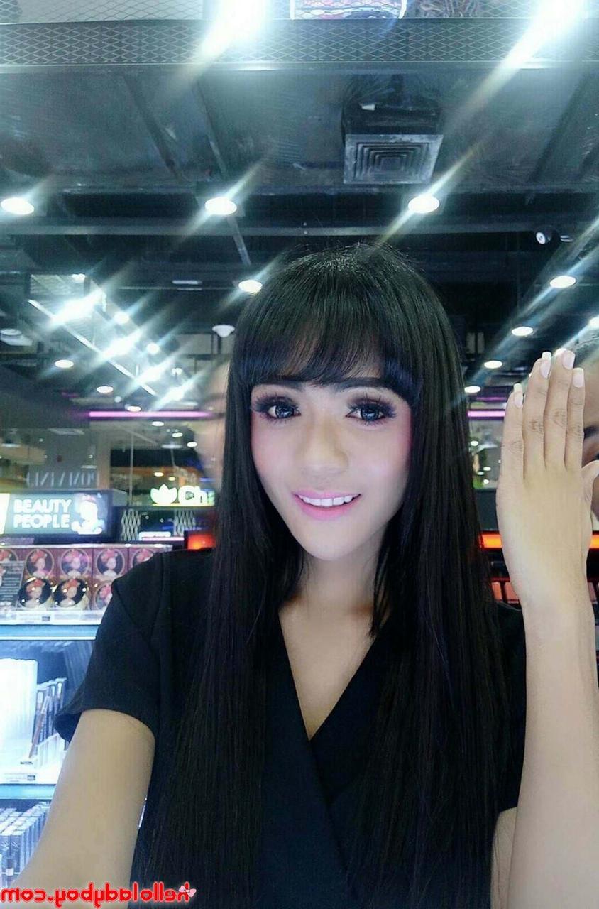 11P Transexual asiática de pelo negro muestra sus tetas y escote en una recopilación