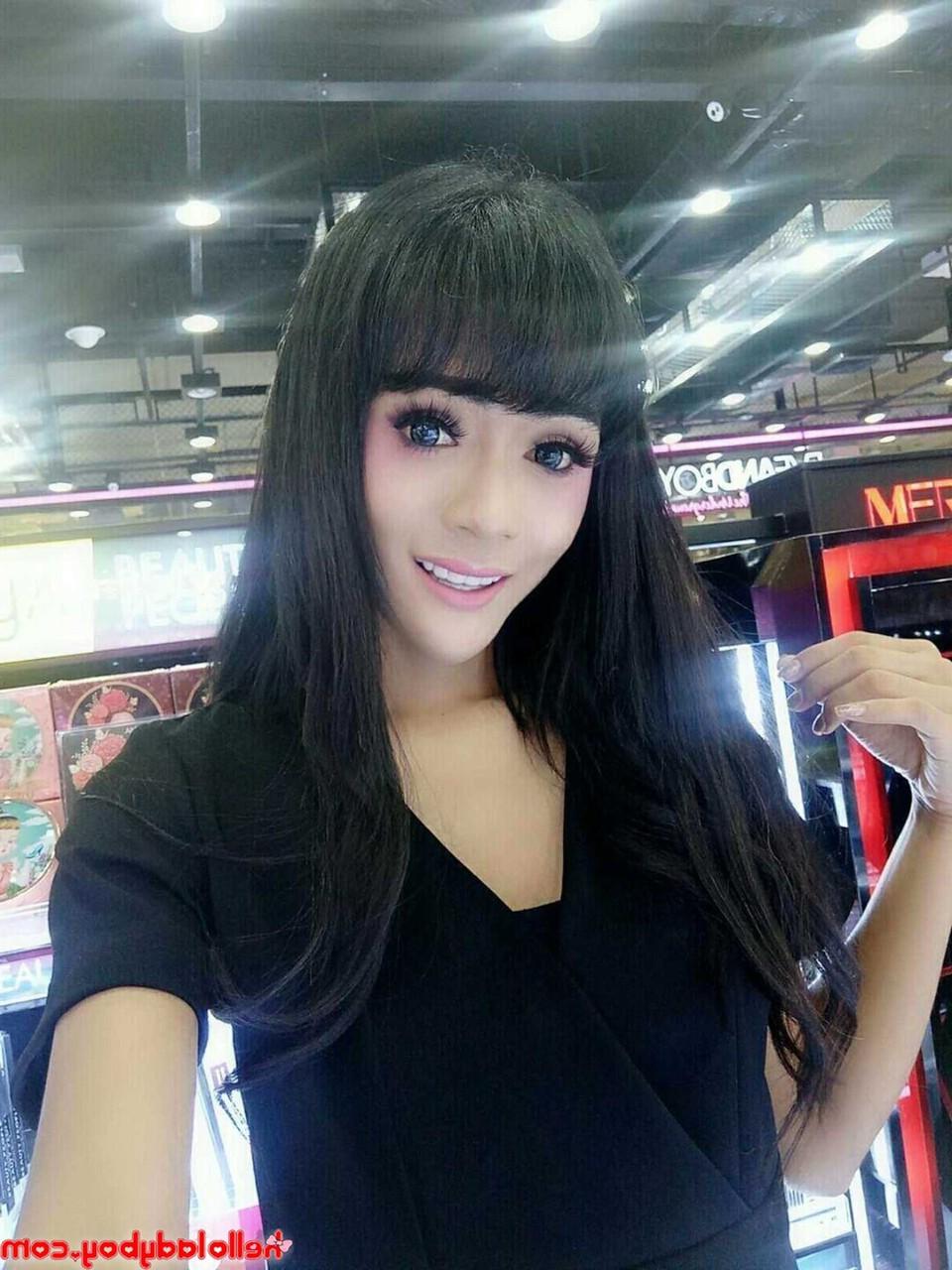 11P Transexual asiática de pelo negro muestra sus tetas y escote en una recopilación