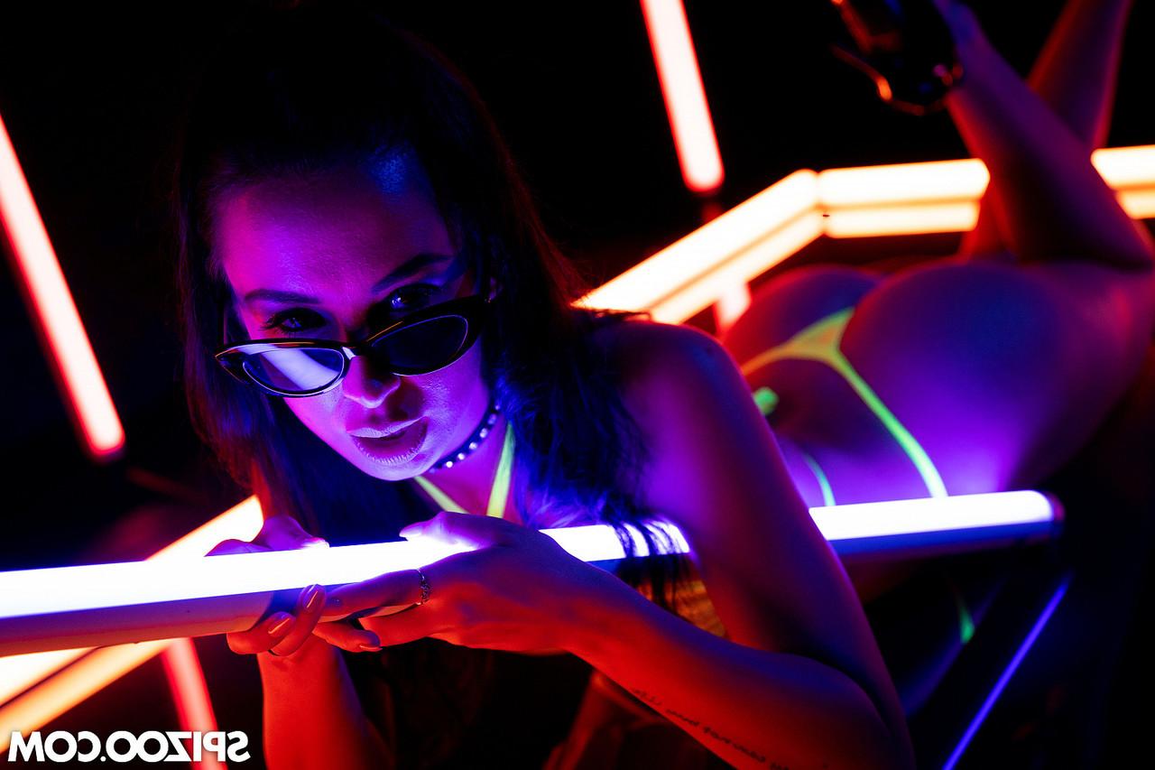 20P A estrela porno magra de cabelos escuros Freya Dee tira e é fodida analmente