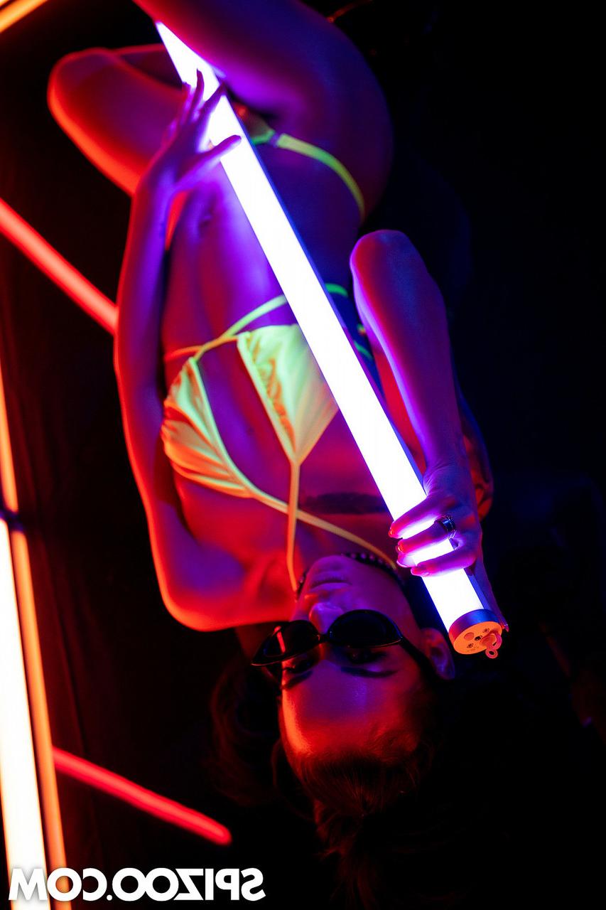 20P A estrela porno magra de cabelos escuros Freya Dee tira e é fodida analmente