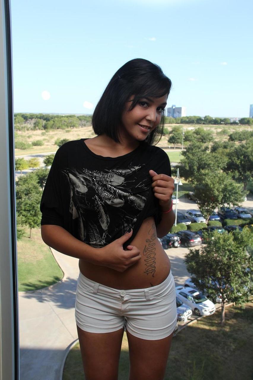 20P Morena sexy muestra sus pequeñas tetas y su gran trasero en una compilación sexy