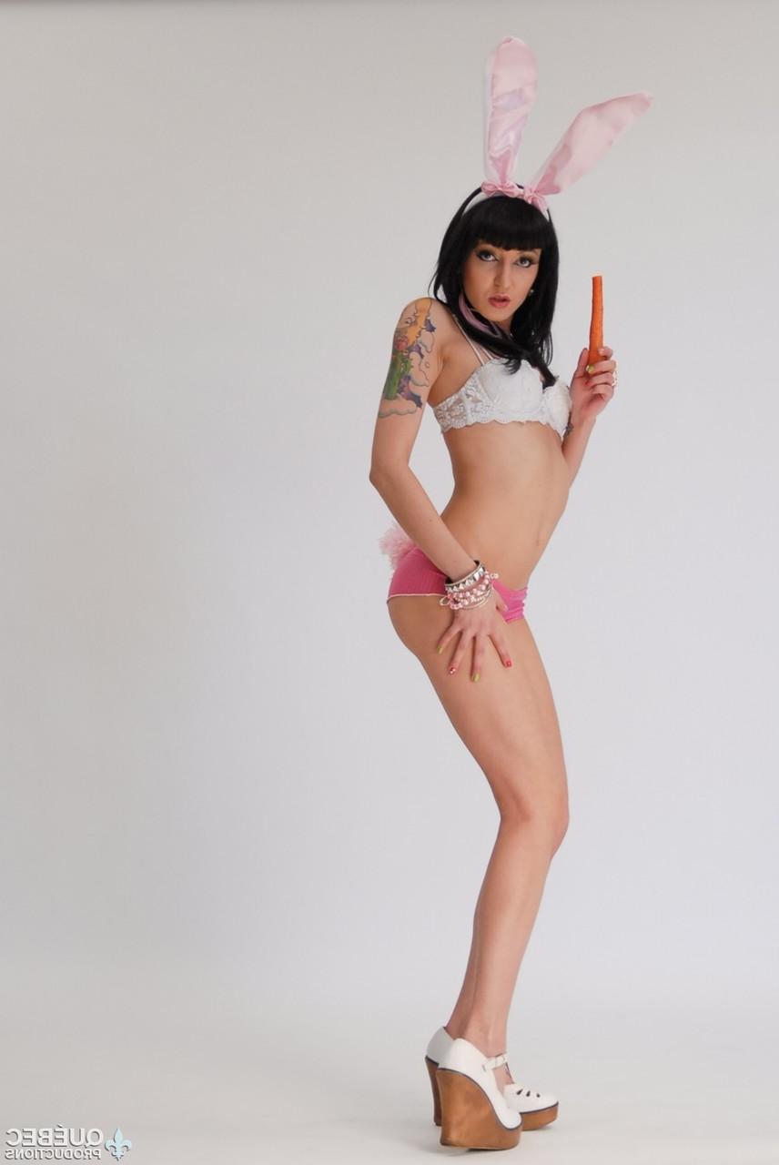 19P La morena tatuada Hellizabeth se masturba con una zanahoria disfrazada de conejita