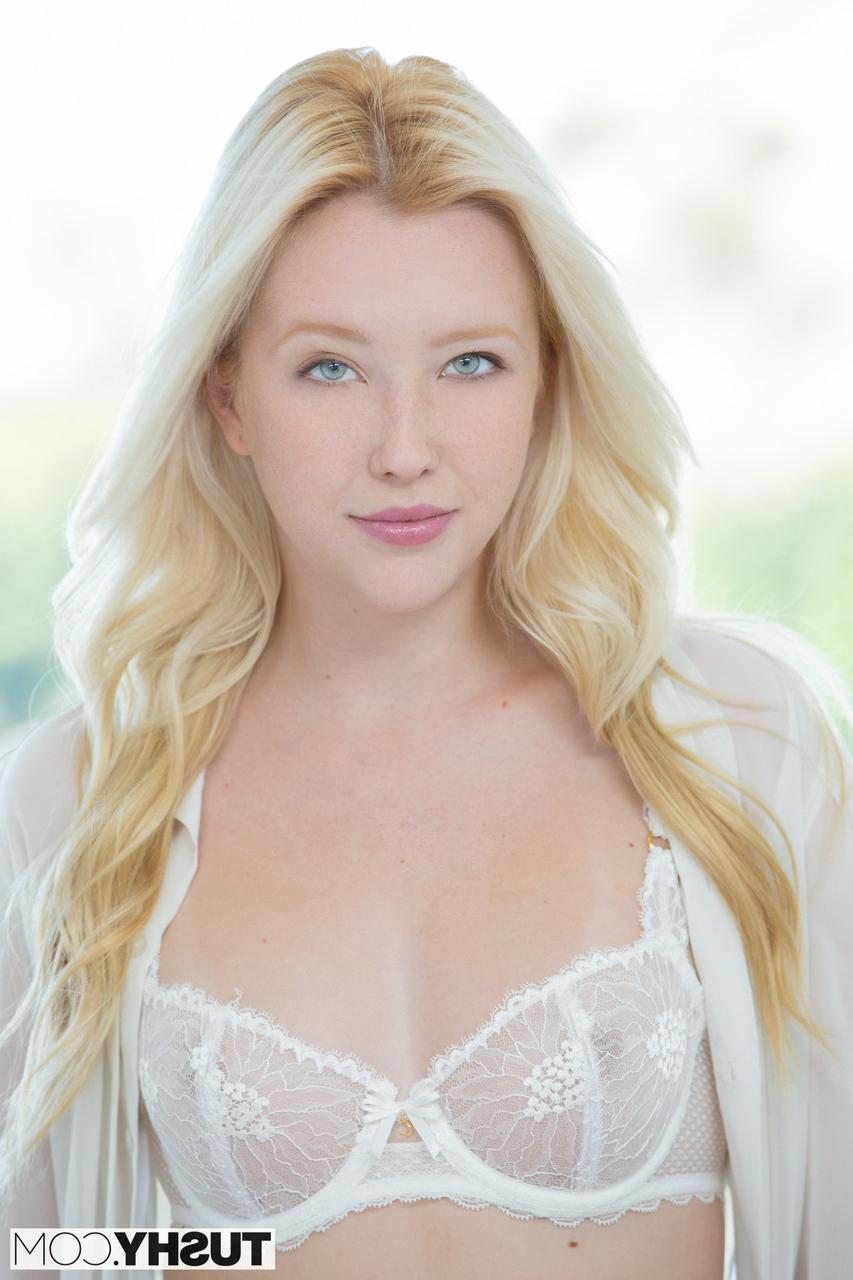 20P A adolescente loira Samantha Rone dá as boas-vindas ao pau de James Deen em sua bunda