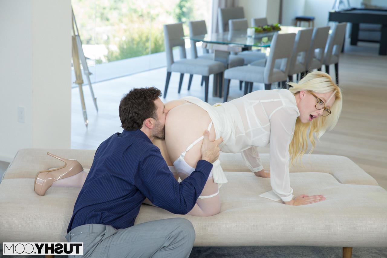 20P A adolescente loira Samantha Rone dá as boas-vindas ao pau de James Deen em sua bunda
