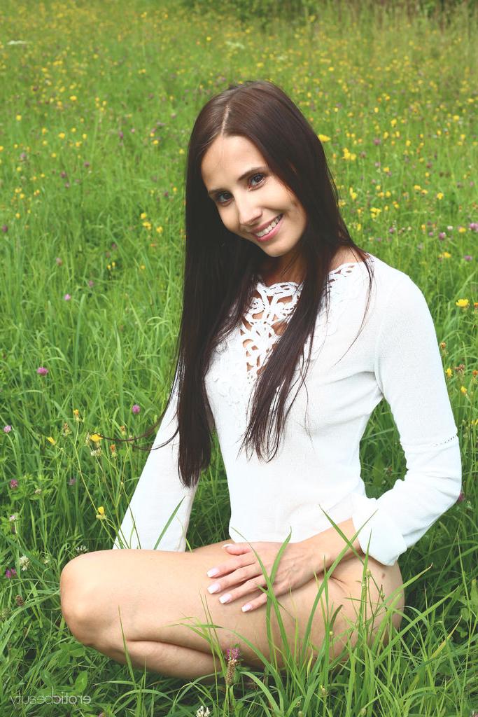 16P Das schöne britische Mädchen Vanessa Angel macht tolle Nacktposen auf dem Feld eines Bauern