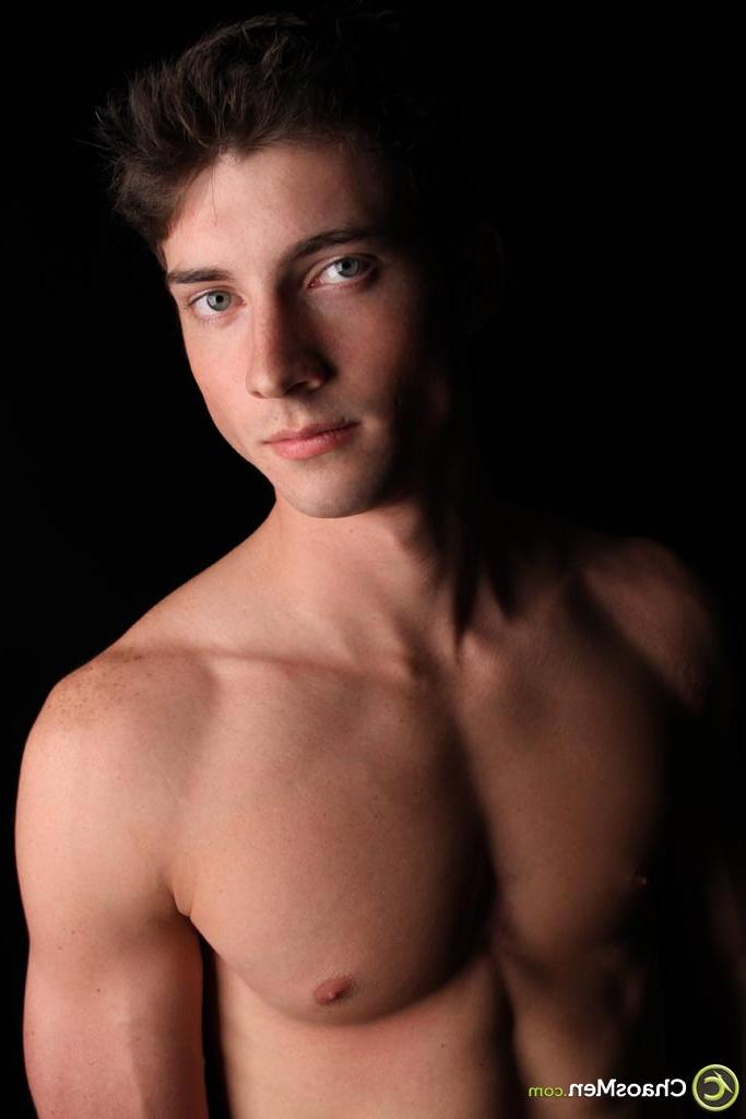 20P O gay sexy Kent tira a camisa e a calça jeans e exibe seu pau grande