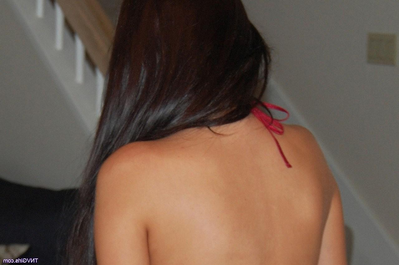 20P Die schöne Teenagerin Megan in roten Dessous stellt ihren heißen Arsch zur Schau und posiert in einem Solo
