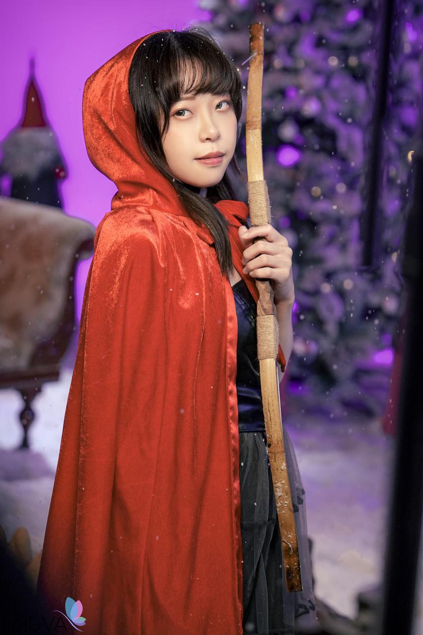 15P La linda china Yuli tiene sexo con su amante cerca de un árbol de Navidad