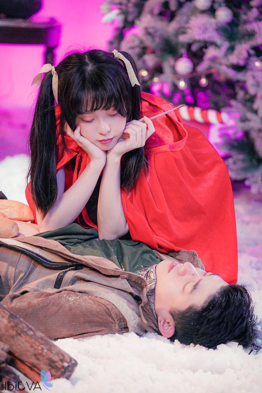 15P La linda china Yuli tiene sexo con su amante cerca de un árbol de Navidad
