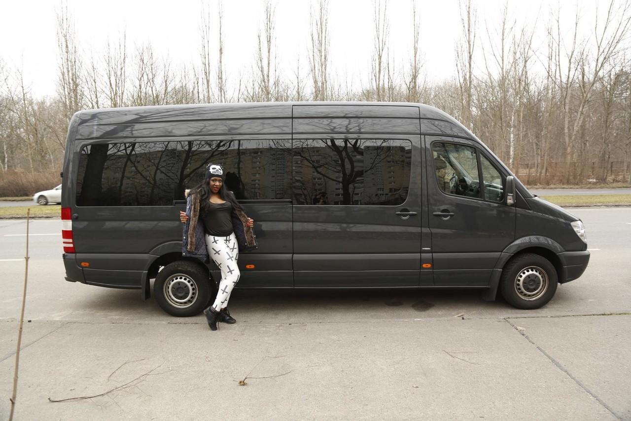 17P Slutty ebony exposes her huge hooters & big black bubble butt in the bus
