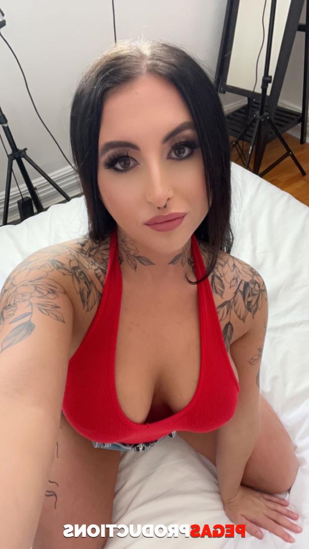 20P Chubby MILF Autumn & inked brunette Eva Rose show off their big tits