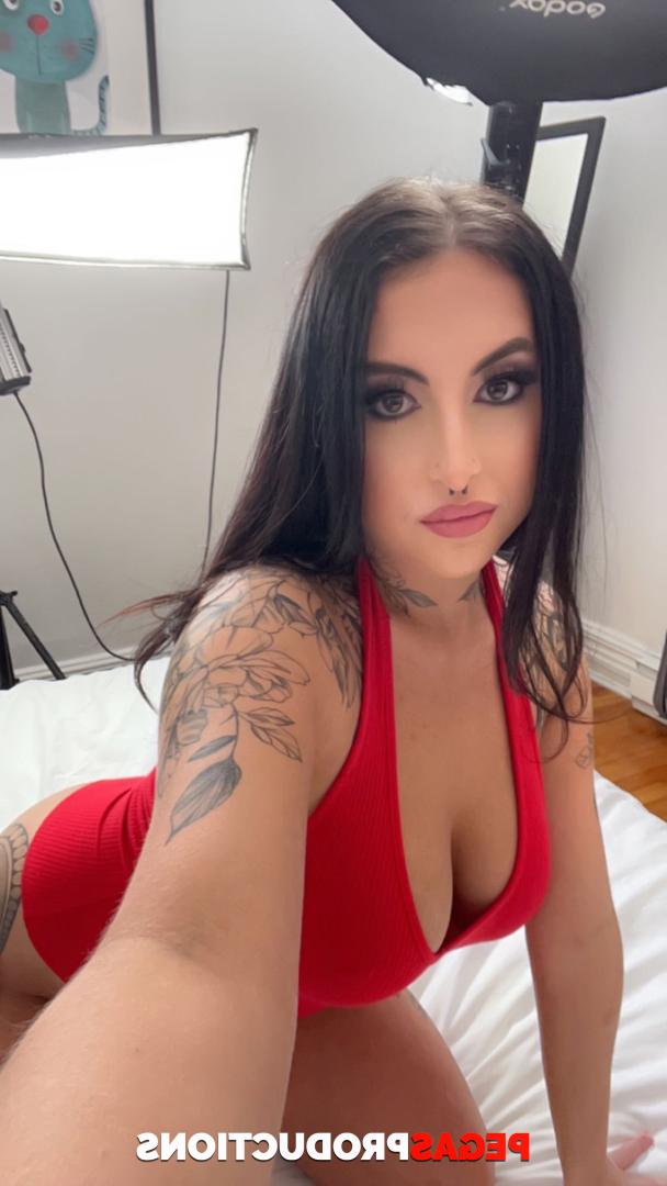 20P Chubby MILF Autumn & inked brunette Eva Rose show off their big tits