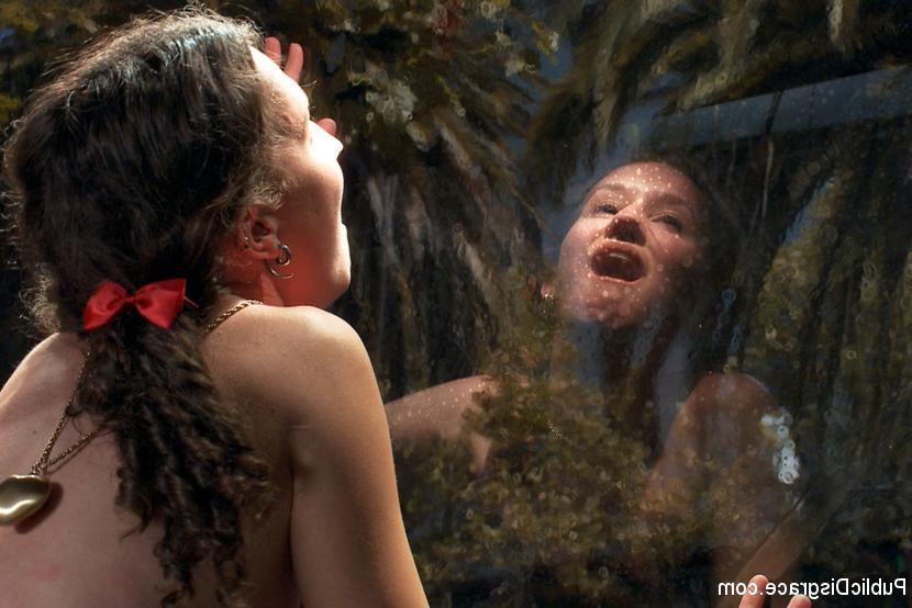 13P Menina de aparência jovem passa por um gangbang na vitrine de uma loja pública