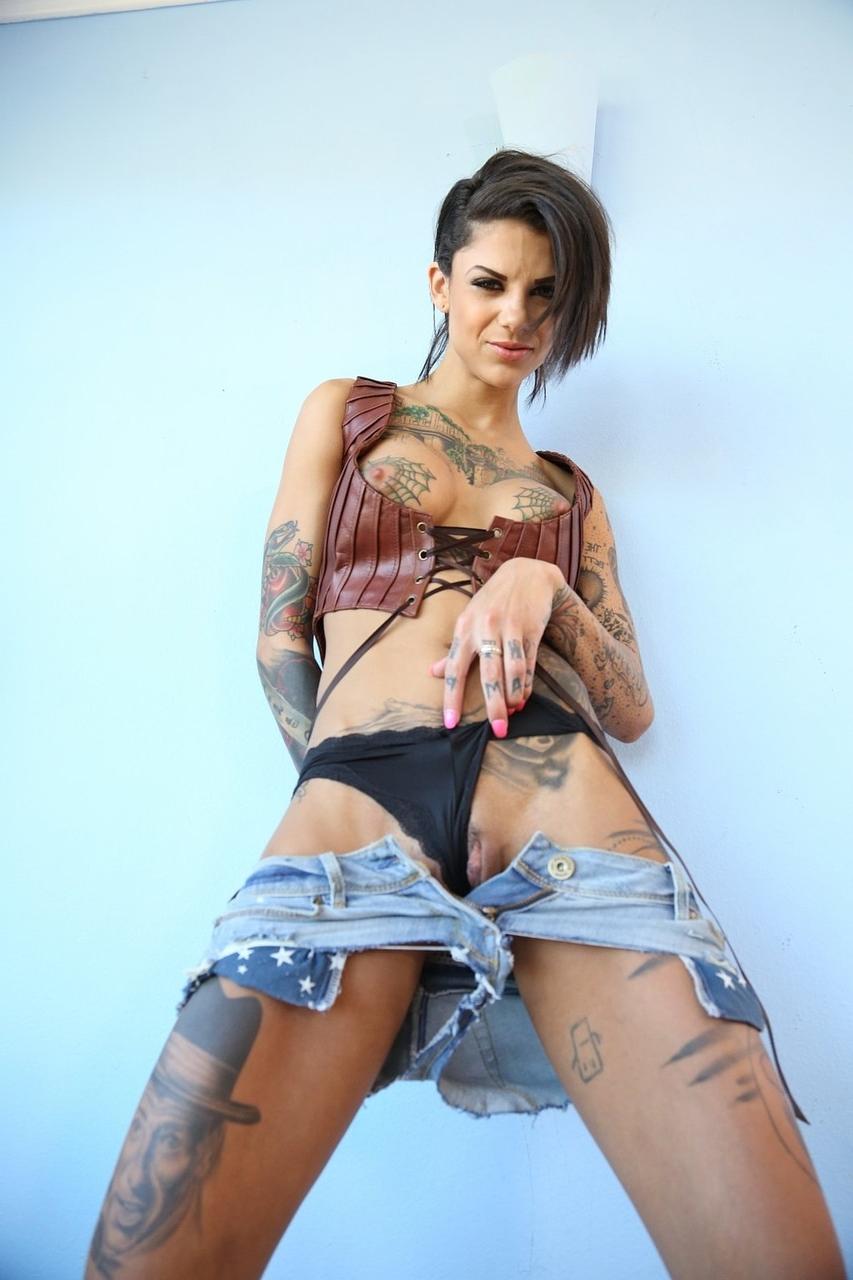 17P La estrella porno tatuada bonnie rotten se desnuda y muestra sus tetas falsas y su pequeño culo