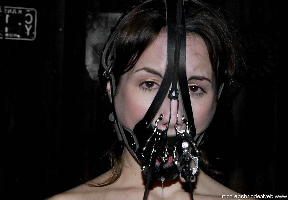 20P La brune nue Amber Rayne se fait serrer les tétons dans un bondage métallique.
