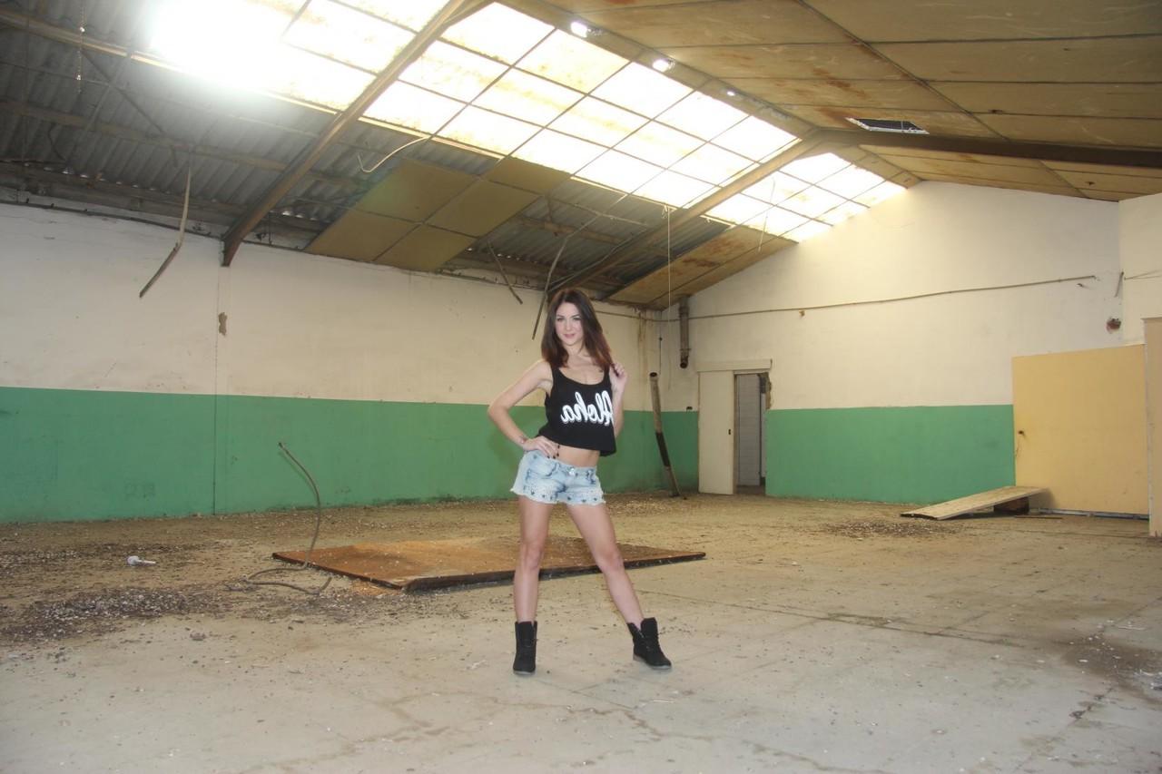 20P A morena magra Lullu Gun larga shorts e se espalha para conseguir um pau grande no armazém