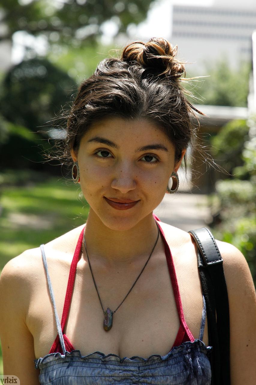 12P Adriene Macedo, une amatrice amateur, montre son pincement en posant dans un bikini sexy.