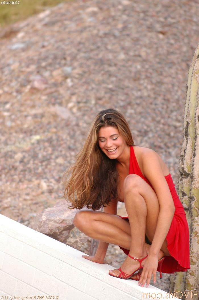 20P A gata amadora sexy Gabriella levanta seu vestido vermelho e exibe seu regalo aparado