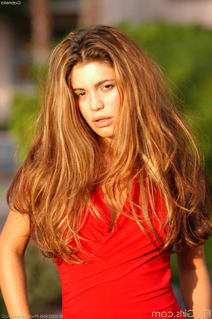 20P A gata amadora sexy Gabriella levanta seu vestido vermelho e exibe seu regalo aparado