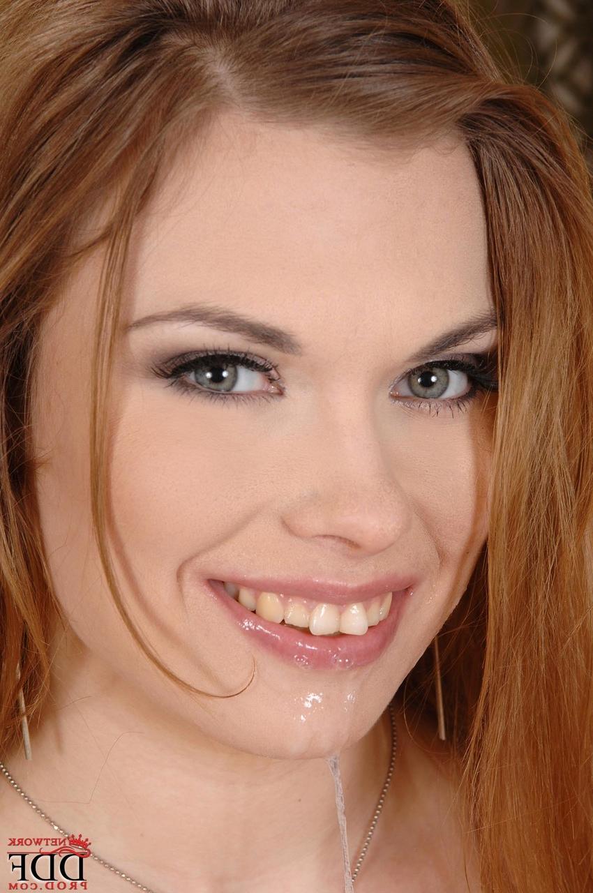 20P A linda gata Johane Johansson brinca com seu buraco de amor anal enquanto desfruta de uma BBC