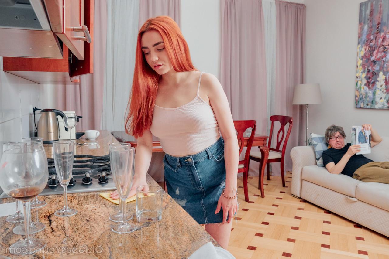 16P A adolescente ruiva Nancy Small faz sexo com o padrasto