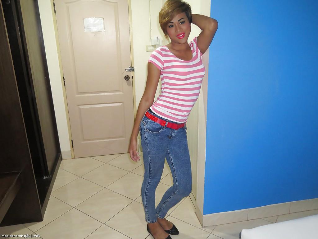 16P Perfecta asiática ladyboy adolescente se masturba a lo perrito en su habitación