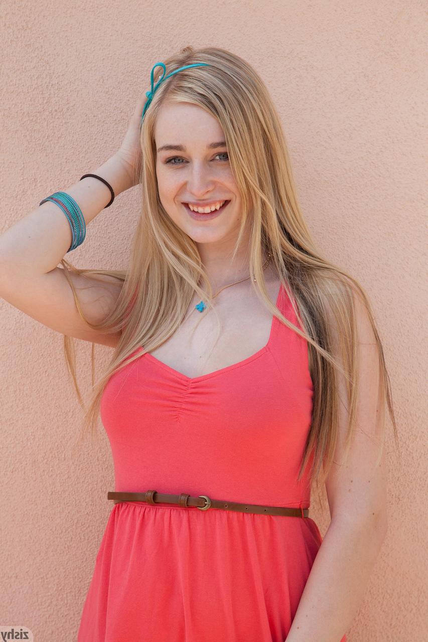 11P A gata amadora Stacie Jaxxx mostra a calcinha e mostra seu decote em público