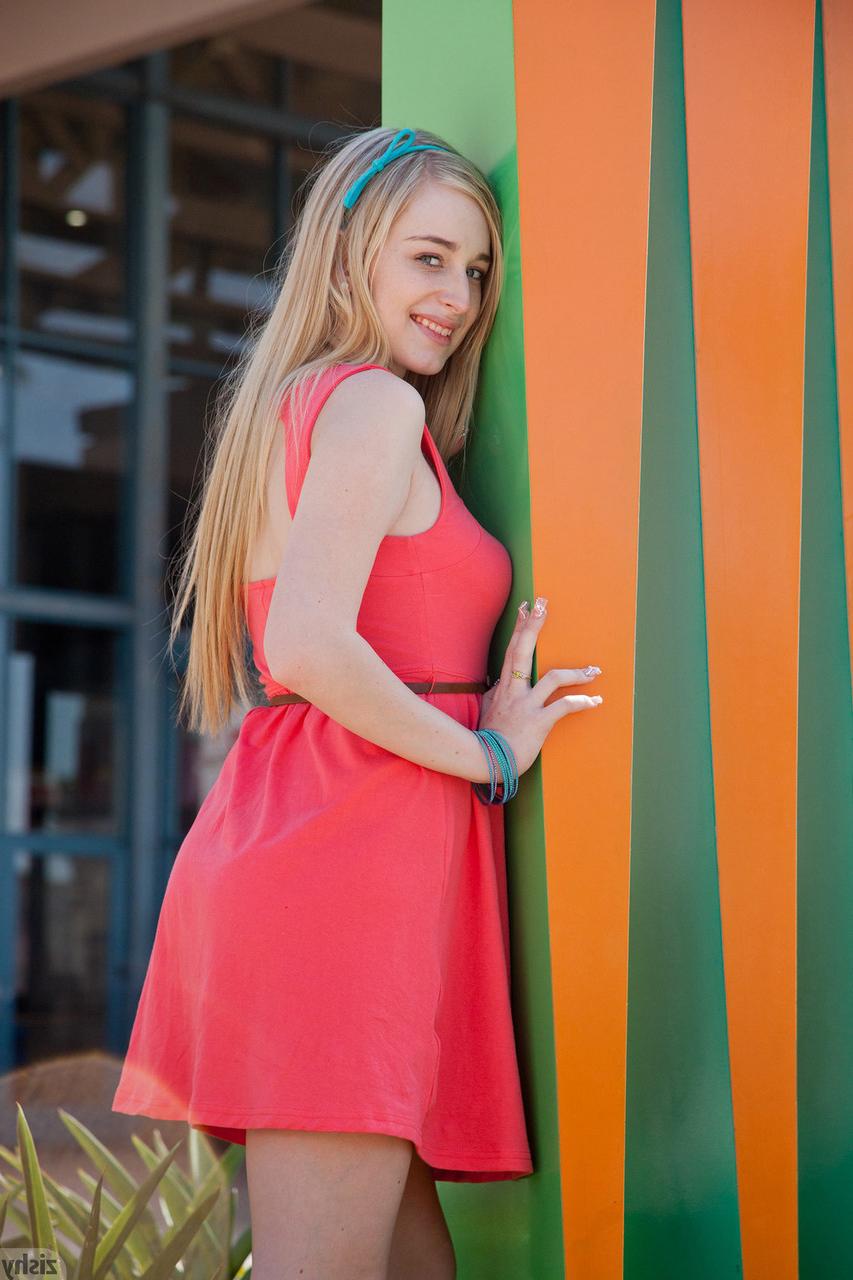11P A gata amadora Stacie Jaxxx mostra a calcinha e mostra seu decote em público