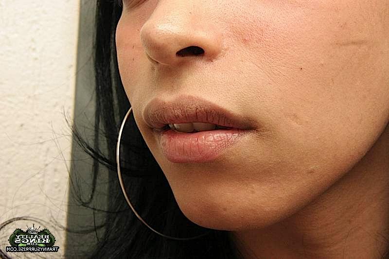 16P A travesti latina sensual Isabelly Ferraz tem peitos grandes e um cu profundo