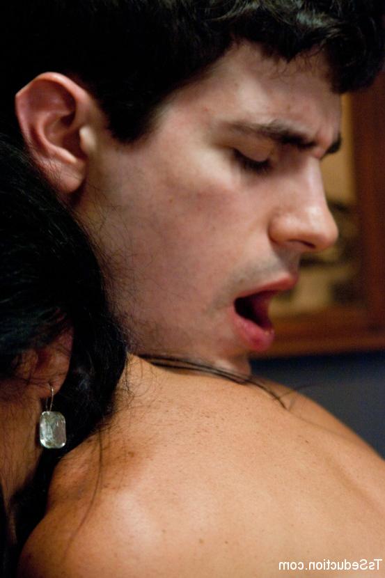 15P Transexual cachonda de grandes tetas Morgan Bailey dominando duro el culo de un chico