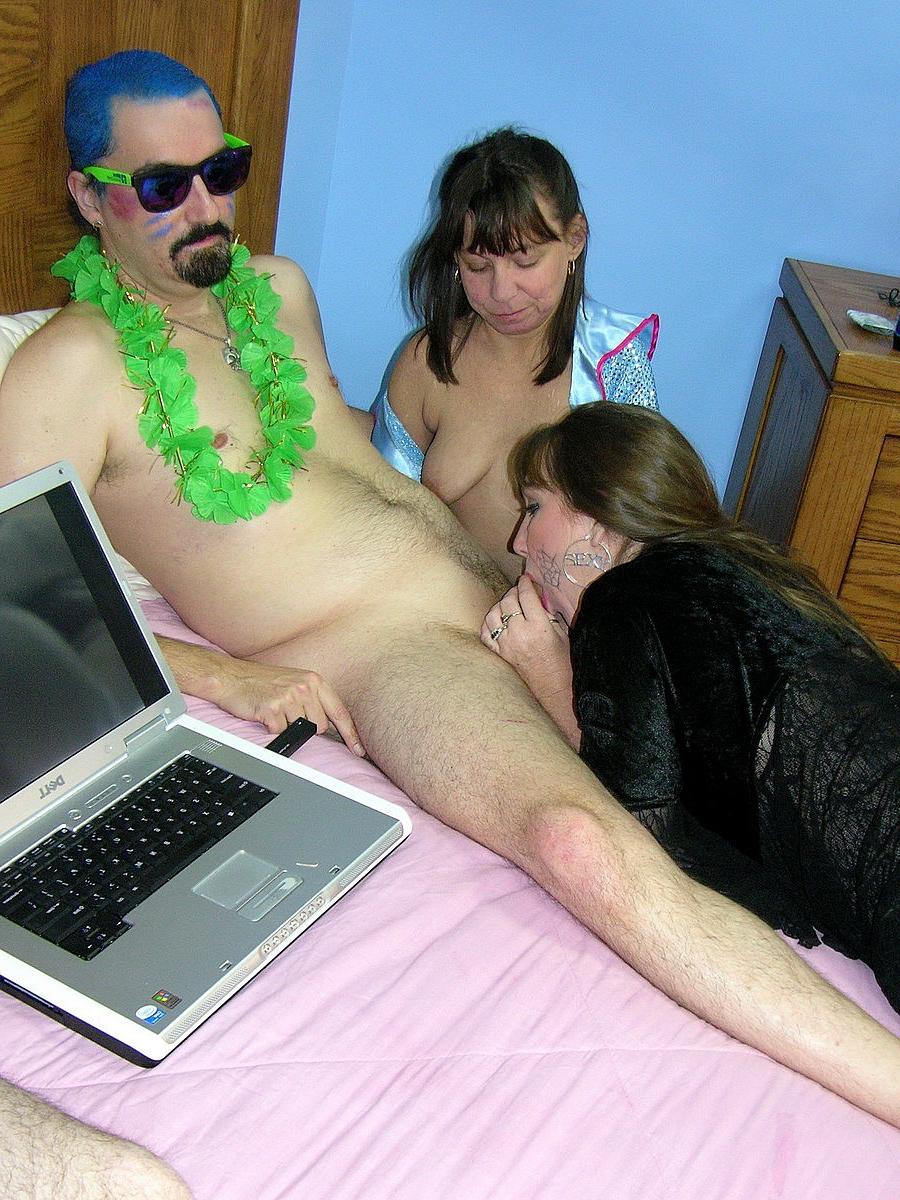 20P Kinky amateur mûrit avec de gros seins suce deux bites sur leur lit