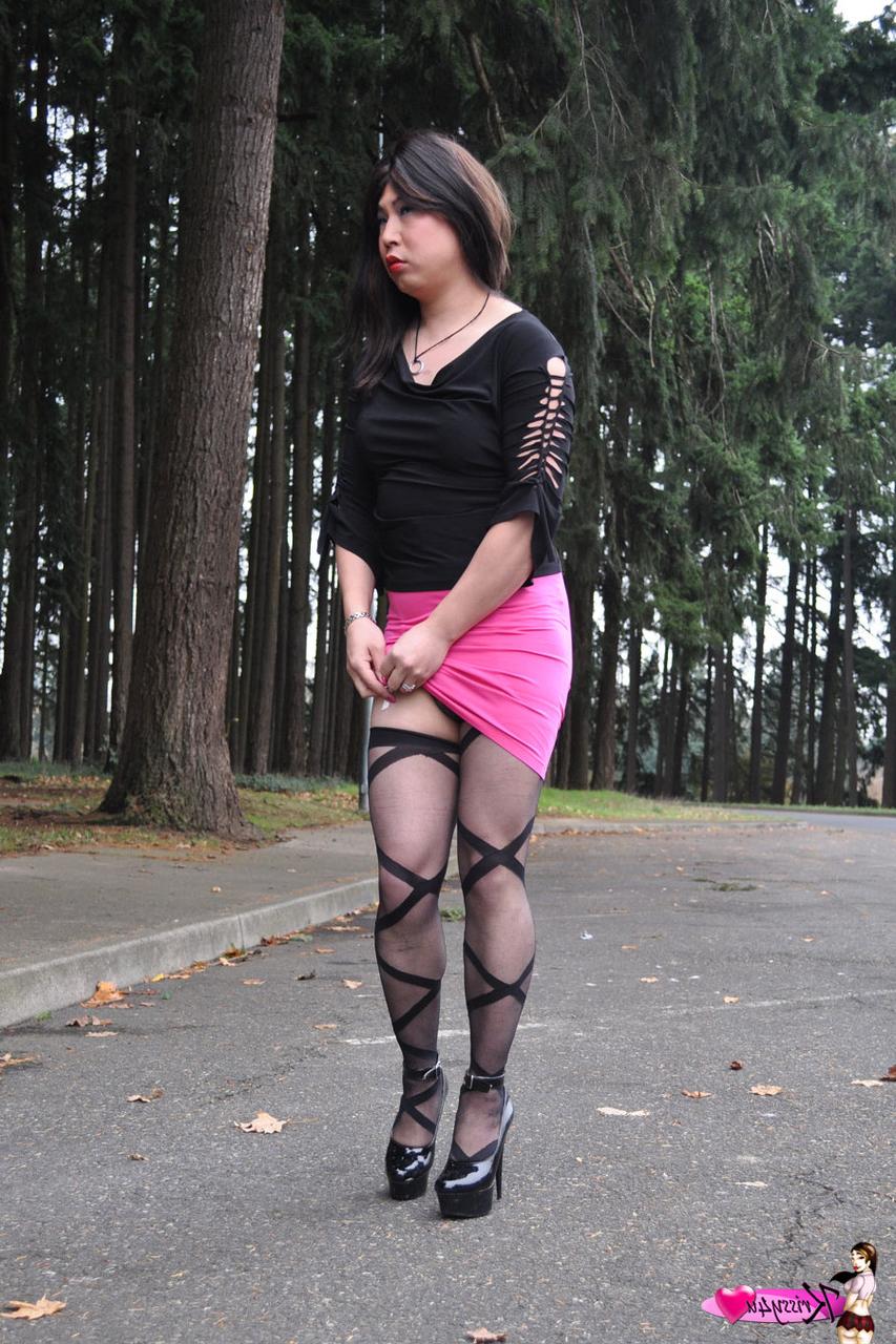 16P Grande transexuelle brune taquine en bas et talons hauts en plein air