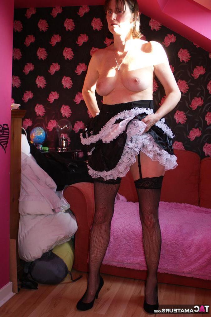 16P Vagabunda amadora mais velha, Scot Susan, dildos por regalo em roupas de empregada