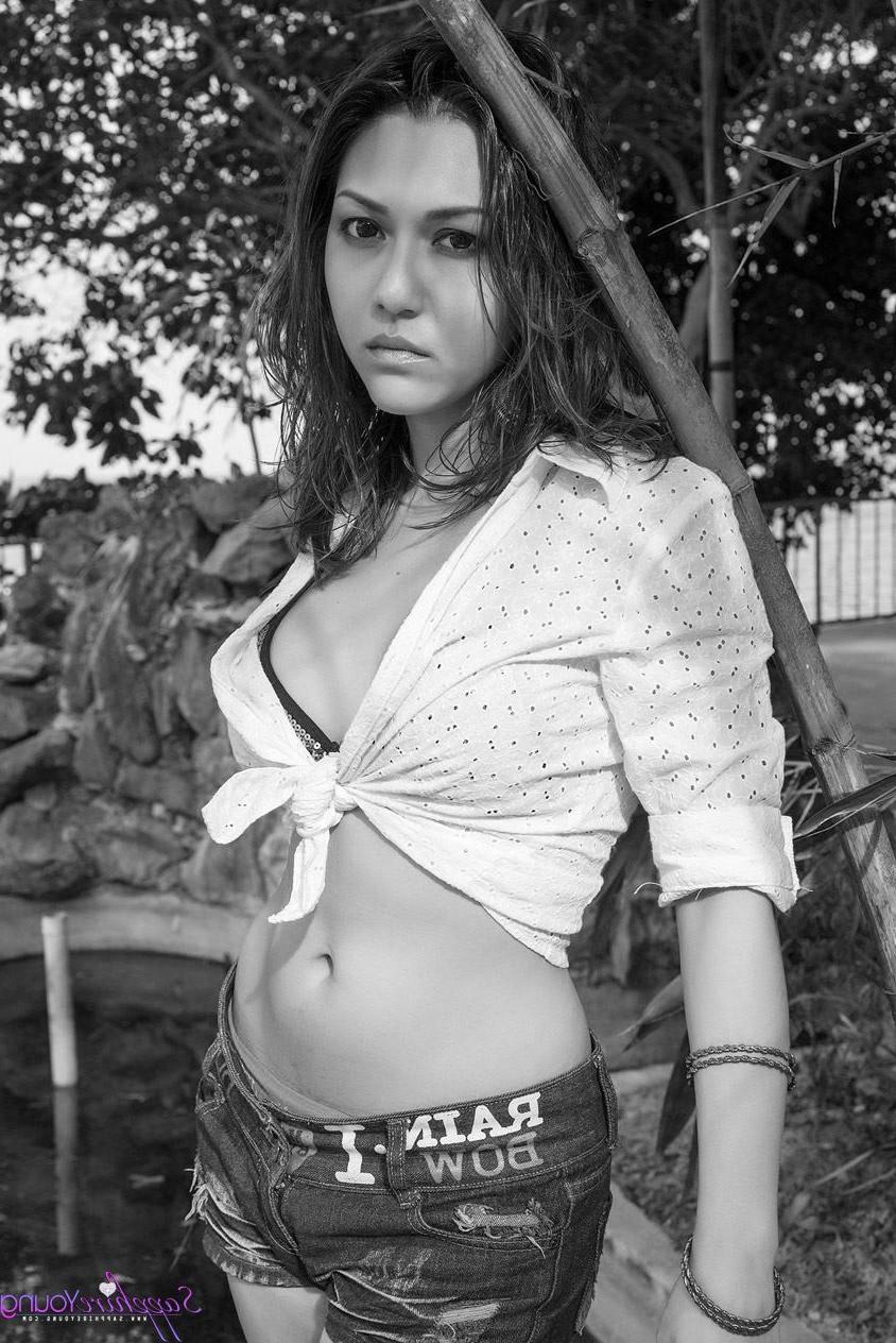 13P Sapphire Young Officiel avec Sapphire Young XXX Photos porno