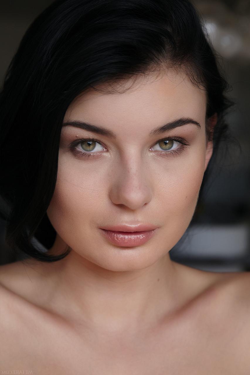 20P La beauté glamour Lucy Li expose ses gros seins parfaits et sa chatte taillée.