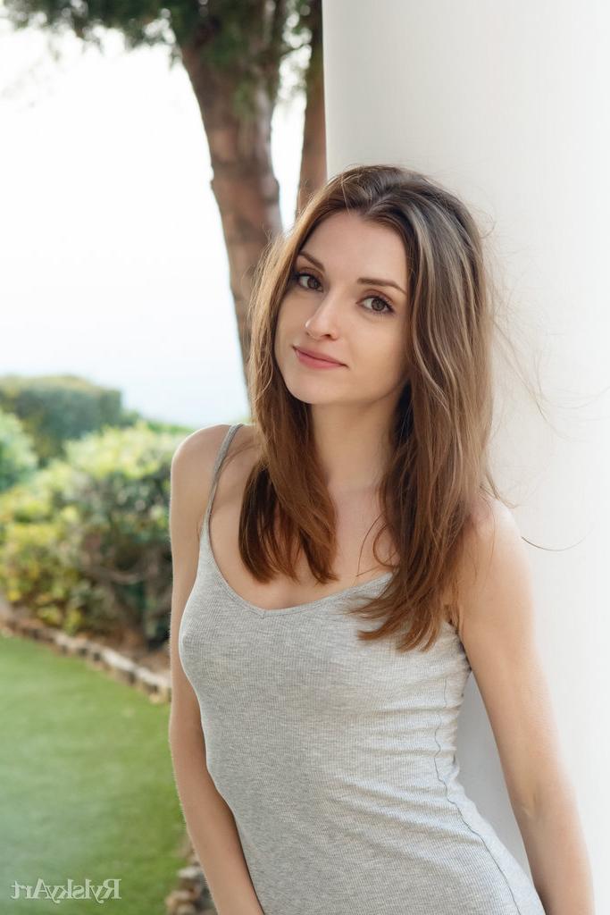 16P A bela adolescente Monique Fae veste um vestido longo e salto alto depois de posar nua