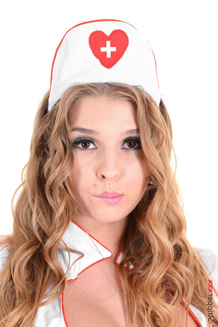 15P A enfermeira gostosa Alina N leva um vibrador para sua buceta calva durante a ação solo