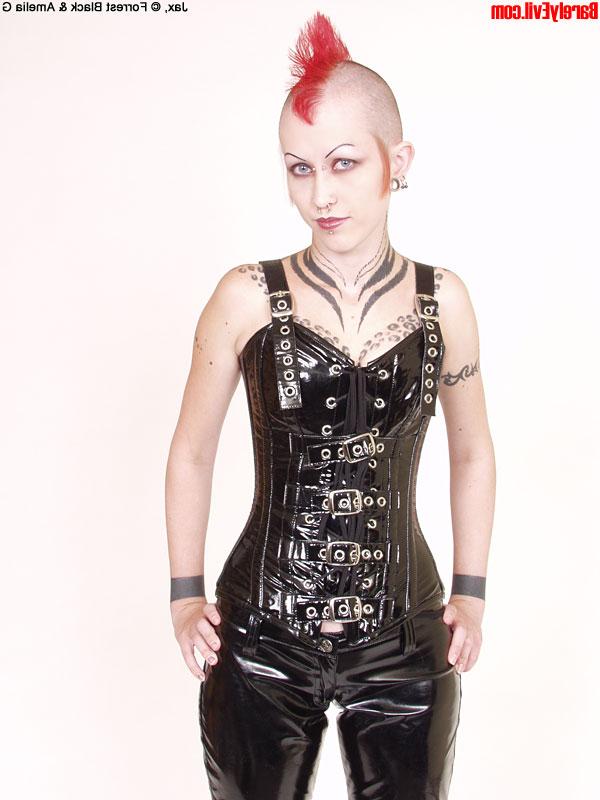 15P Das alternative Mädchen Jax spielt in Fetischkleidung mit ihrer gepiercten Muschi
