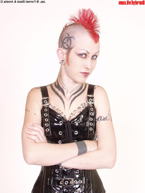 15P Das alternative Mädchen Jax spielt in Fetischkleidung mit ihrer gepiercten Muschi