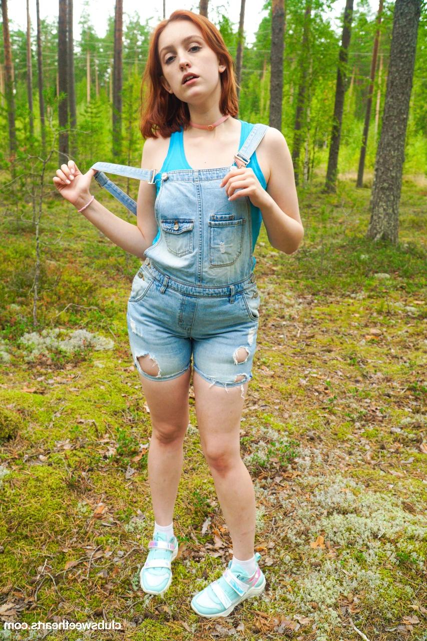 20P Redheaded beauty Fergy Croak strips in nature and plays with her pussy